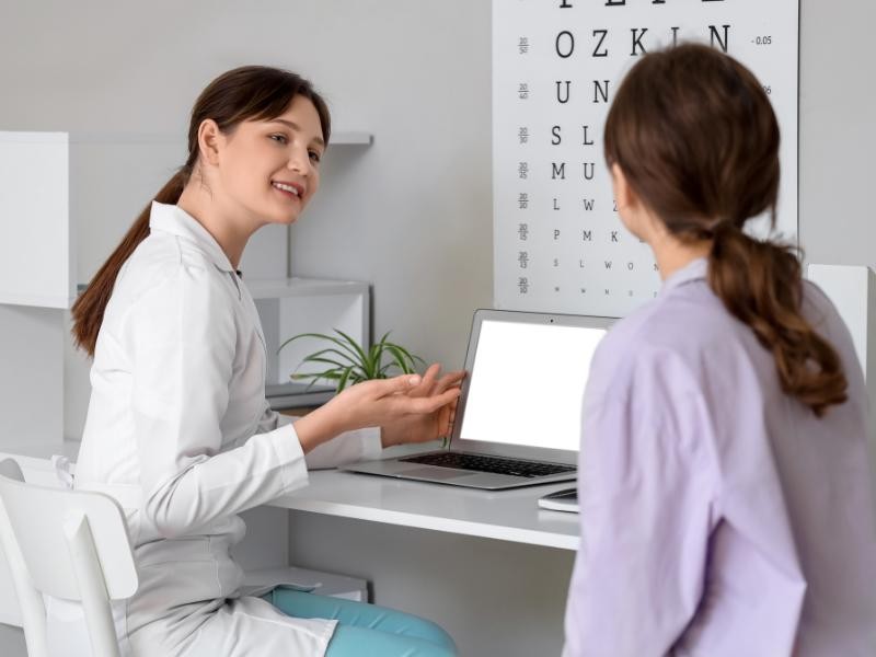 O que um Oftalmologista faz Durante uma Consulta de Visão?